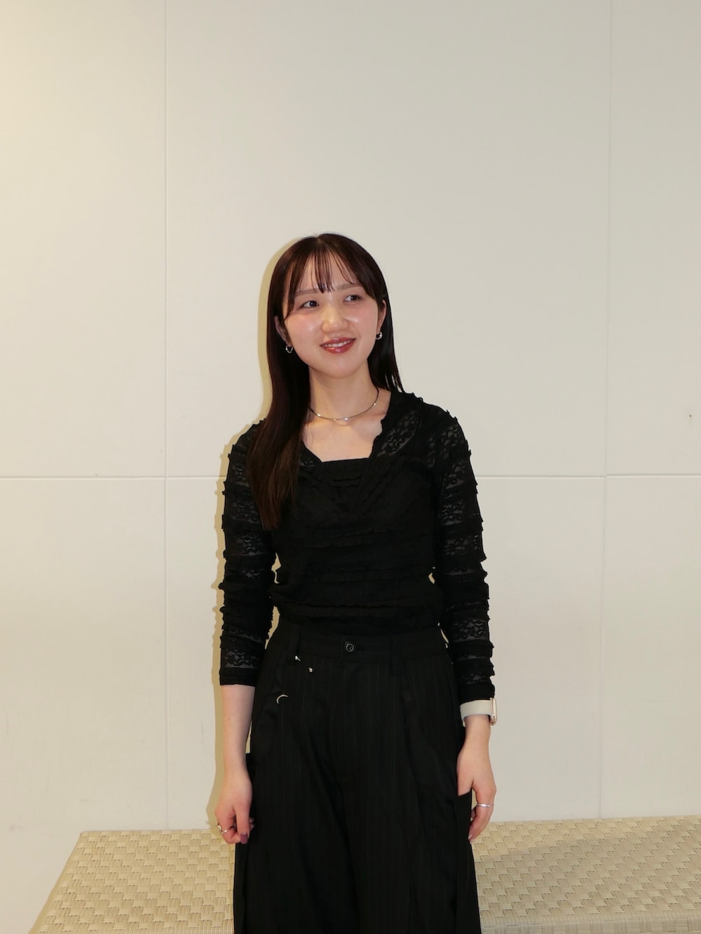 ブラック系のTシャツ/カットソー、レッド系のその他アウター、ブラック系のスラックスを着用したレディースの冬コーディネートの3枚目の写真