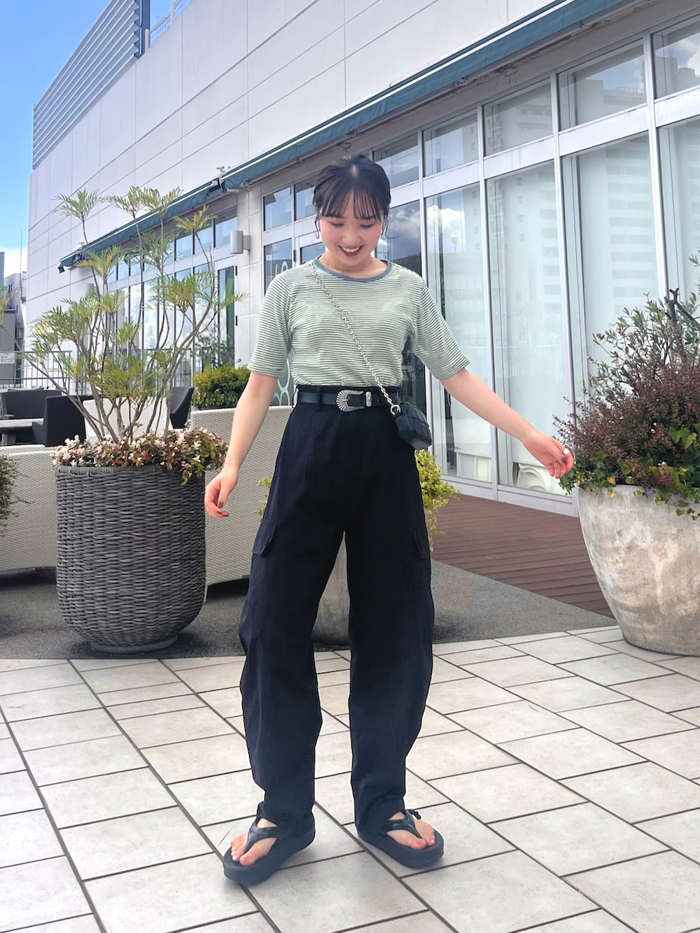 「秋服準備はじめました、秋先取りコーデ、シンプルスタイル、カジュアルコーデ、カラー×コーデ、ボーダー、サンダル、トングサンダル、ショルダーバッグ、ミニバッグ、シルバーアクセサリー、骨格ウェーブ、低身長、低身長コーデ」｜「MILLERの【MILLER/ミラー】ボーダークルーネックTシャツ（Tシャツ/カットソー、グリーン系）」を使った、さとみ🫐（23）　　さん（レディース・153cm）の夏コーディネートの5枚目の写真