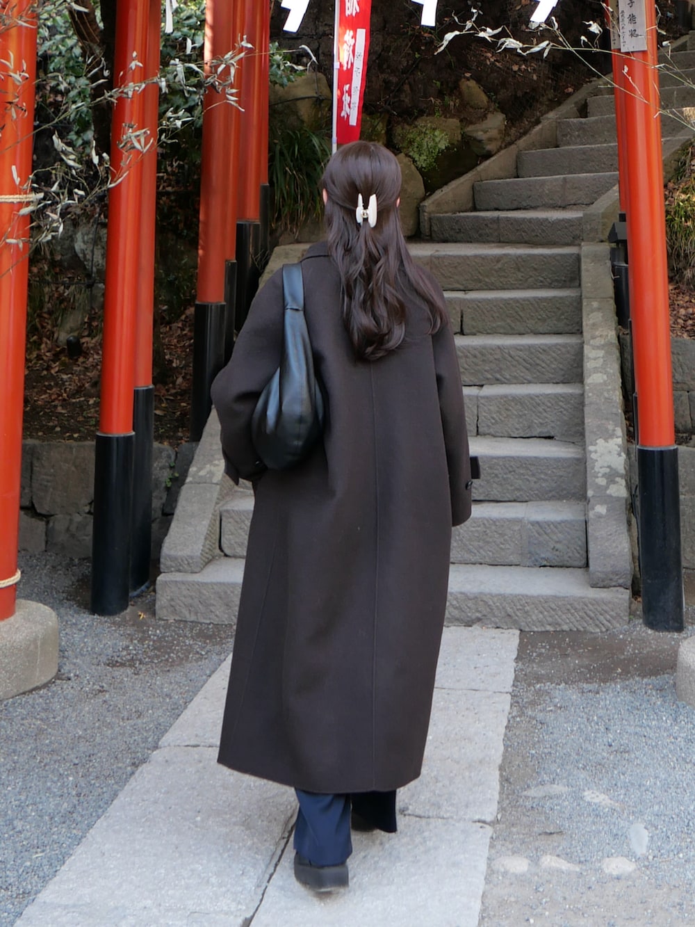 ブルー系のスラックス、ブルー系のニット/セーターを着用したレディースの冬コーディネートの4枚目の写真