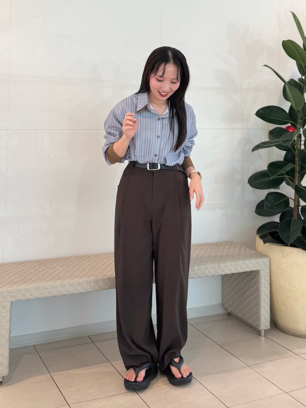 ブルー系のシャツ/ブラウス、ブラウン系のスラックス、ブラック系のサンダルを着用したレディースの夏コーディネートの4枚目の写真