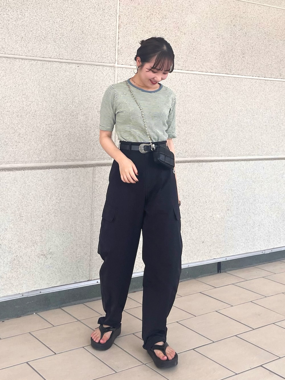 「秋服準備はじめました、秋先取りコーデ、シンプルスタイル、カジュアルコーデ、カラー×コーデ、ボーダー、サンダル、トングサンダル、ショルダーバッグ、ミニバッグ、シルバーアクセサリー、骨格ウェーブ、低身長、低身長コーデ」｜「MILLERの【MILLER/ミラー】ボーダークルーネックTシャツ（Tシャツ/カットソー、グリーン系）」を使った、さとみ🫐（23）　　さん（レディース・153cm）の夏コーディネートの2枚目の写真