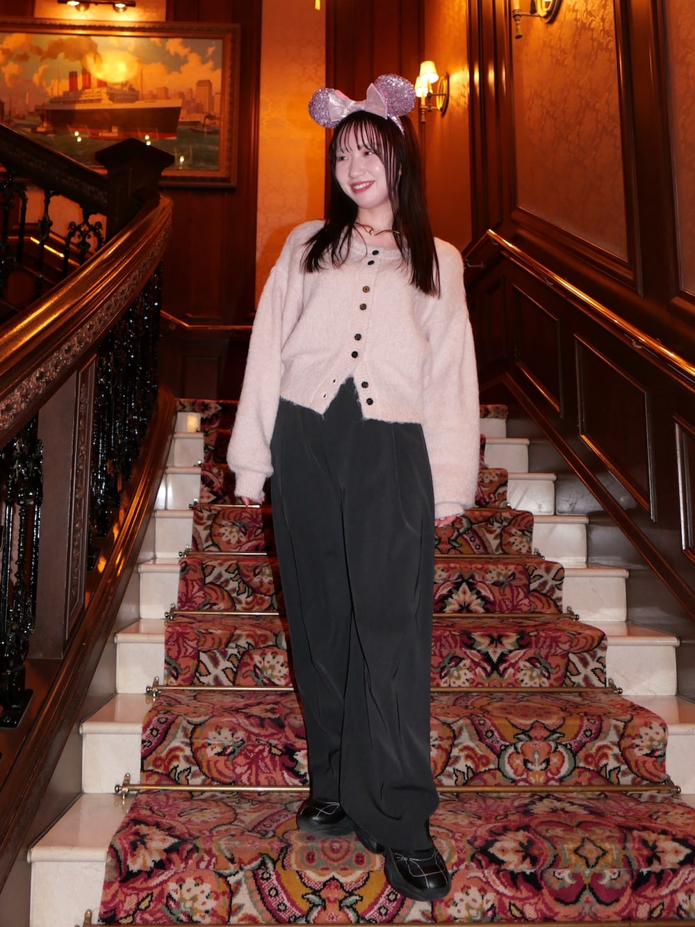 ピンク系のカーディガン/ボレロ、グレー系のその他パンツ、ブラック系のスニーカーを着用したレディースの冬コーディネートの3枚目の写真