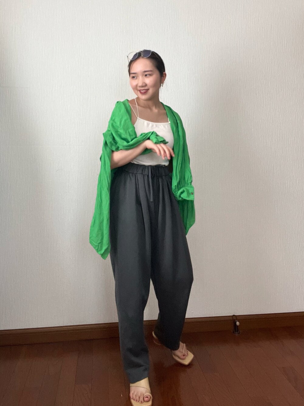 グリーン系のスウェットパンツ、ホワイト系のキャミソール、グリーン系のシャツ/ブラウスを着用したレディースの秋コーディネートの2枚目の写真