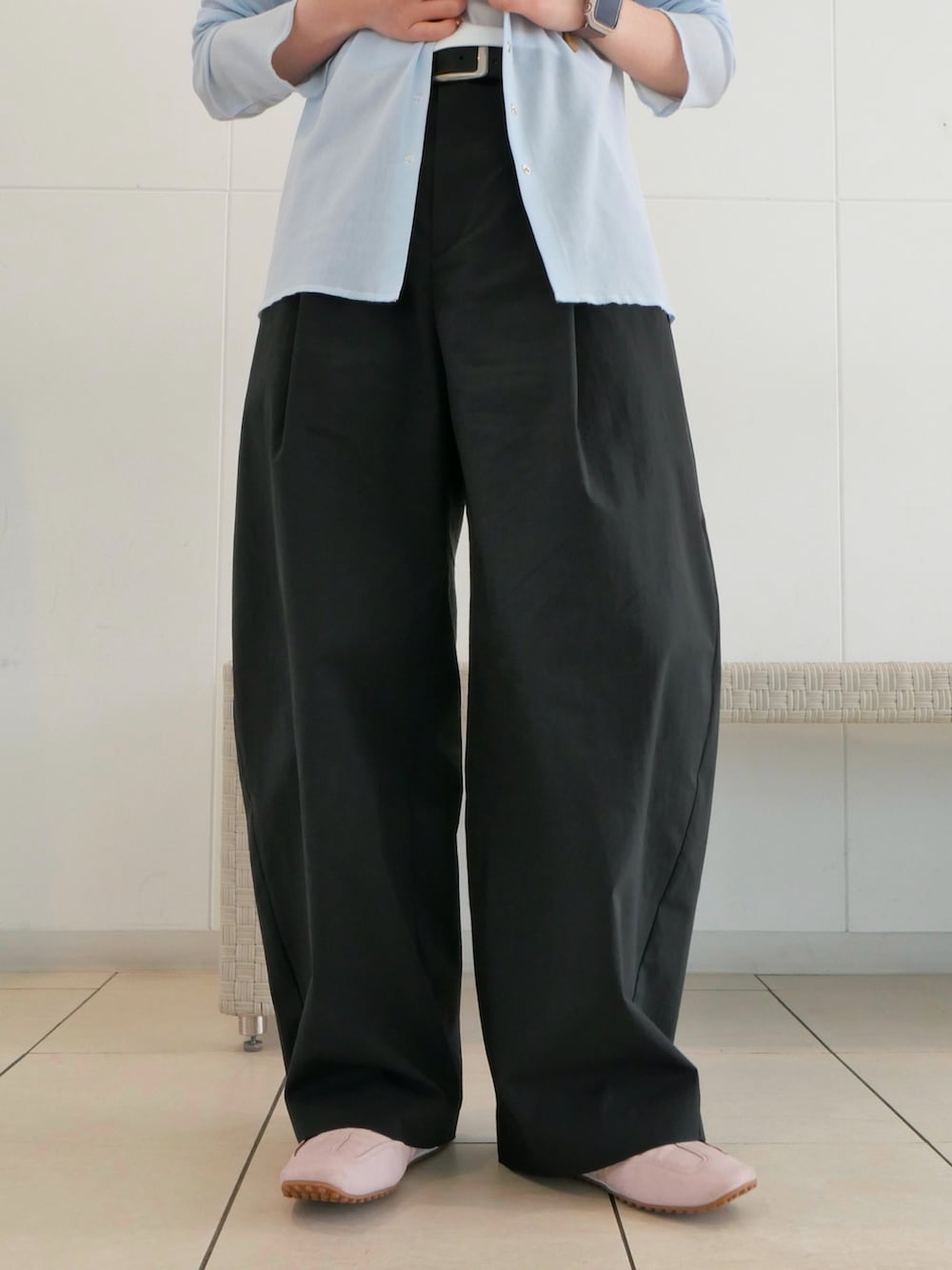 ブルー系のカーディガン/ボレロ、ホワイト系のキャミソール、ブラック系のその他パンツを着用したレディースの春コーディネートの5枚目の写真