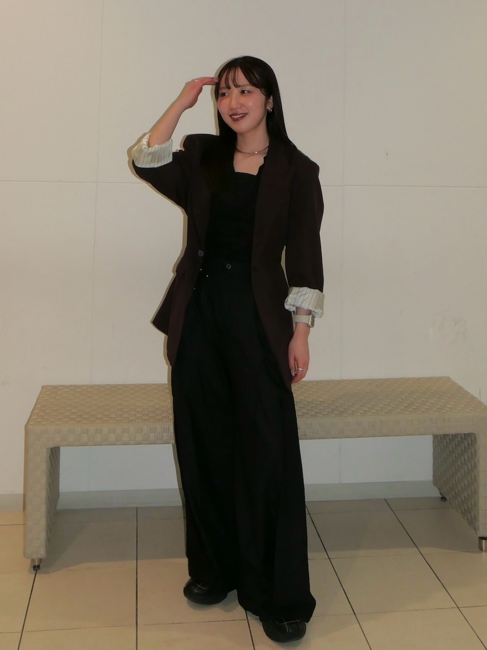 ブラック系のTシャツ/カットソー、レッド系のその他アウター、ブラック系のスラックスを着用したレディースの冬コーディネートの2枚目の写真