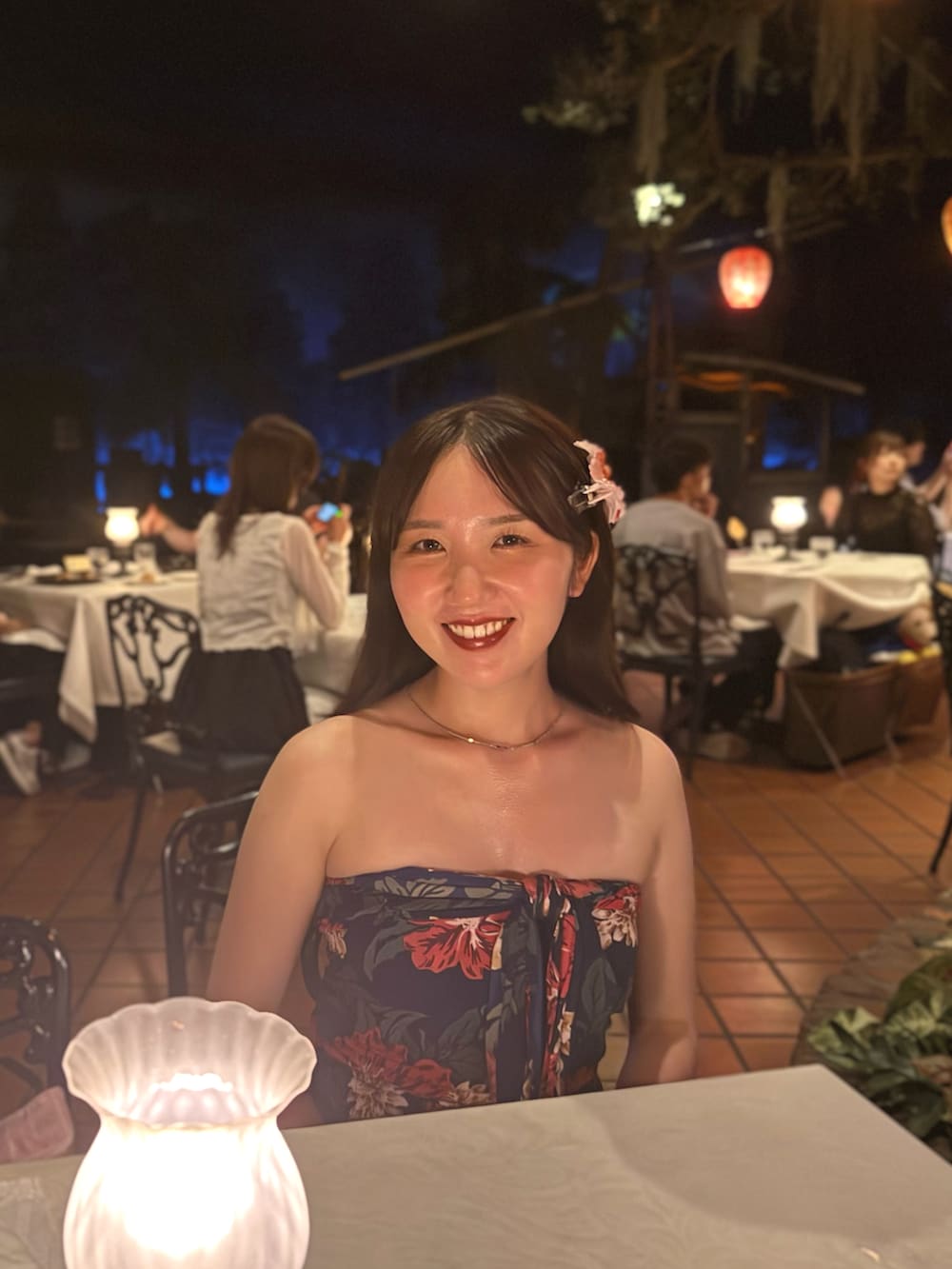 ブルー系のスカート、ブラック系のサンダルを着用したレディースの夏コーディネートの3枚目の写真