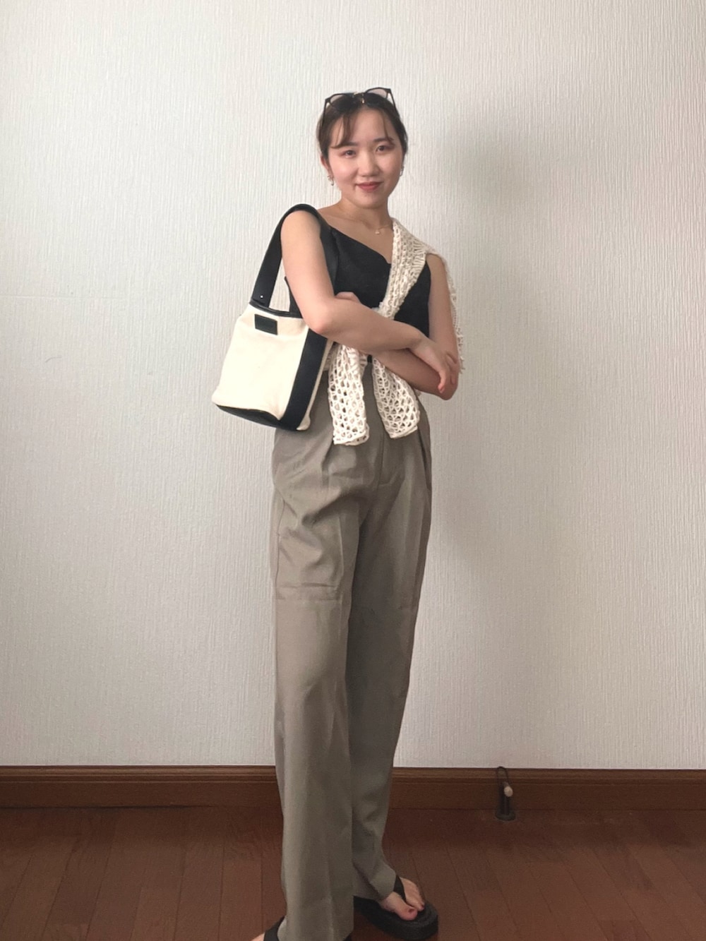 ベージュ系のその他パンツ、ブラック系のキャミソール、ブラック系のサンダルを着用したレディースの秋コーディネートの3枚目の写真