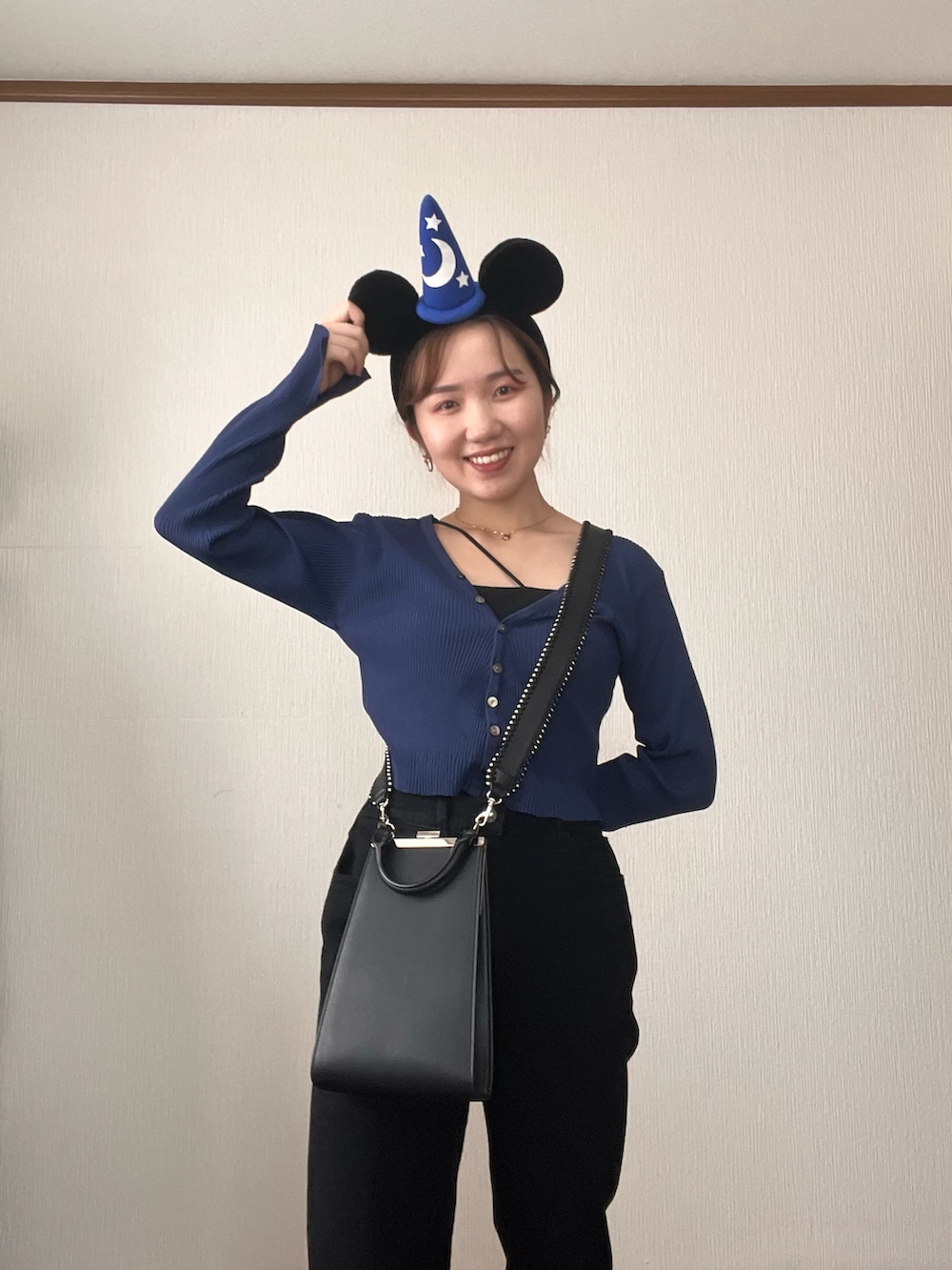 「カジュアルコーデ、きれいめカジュアル、ディズニーコーデ、ミッキーコーデ、デニムコーデ、ブラックデニム、ユニクロデニム、ユニクロコーデ、ネイビーコーデ、mystic、UNIQLO、低身長コーデ、153cmコーデ」｜「mysticのNEW Vリブショートカーディガン（カーディガン/ボレロ、ブルー系）」を使った、さとみ🫐（23）　　さん（レディース・153cm）の秋コーディネートの5枚目の写真