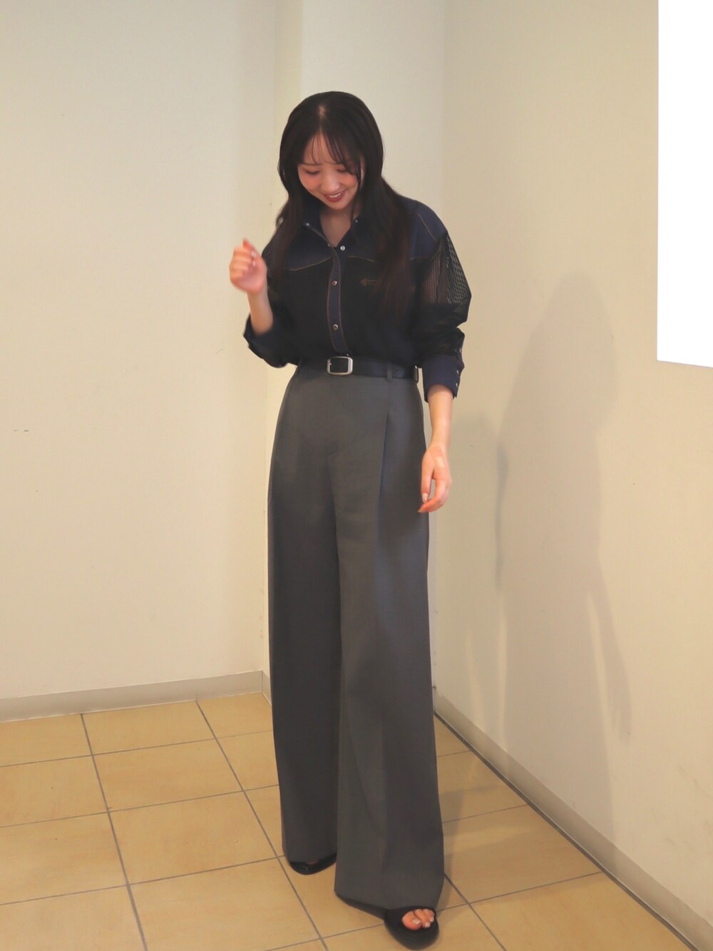 ブラック系のシャツ/ブラウス、グレー系のスラックス、ブラック系のサンダルを着用したレディースの夏コーディネートの2枚目の写真