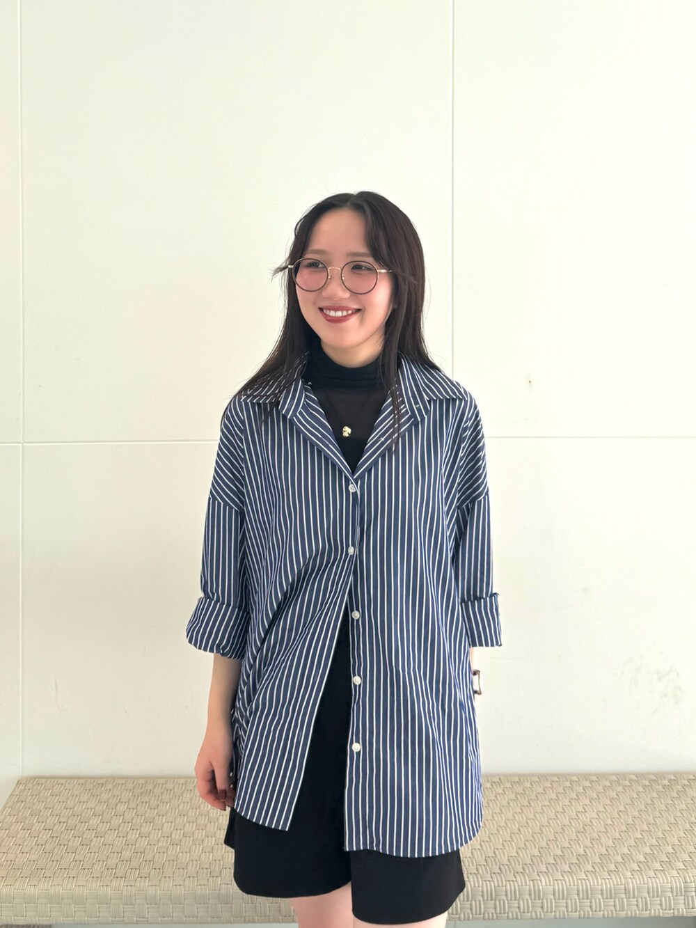 グリーン系のブーツ、ブラック系のチノパンツ、その他のシャツ/ブラウスを着用したレディースの秋コーディネートの3枚目の写真