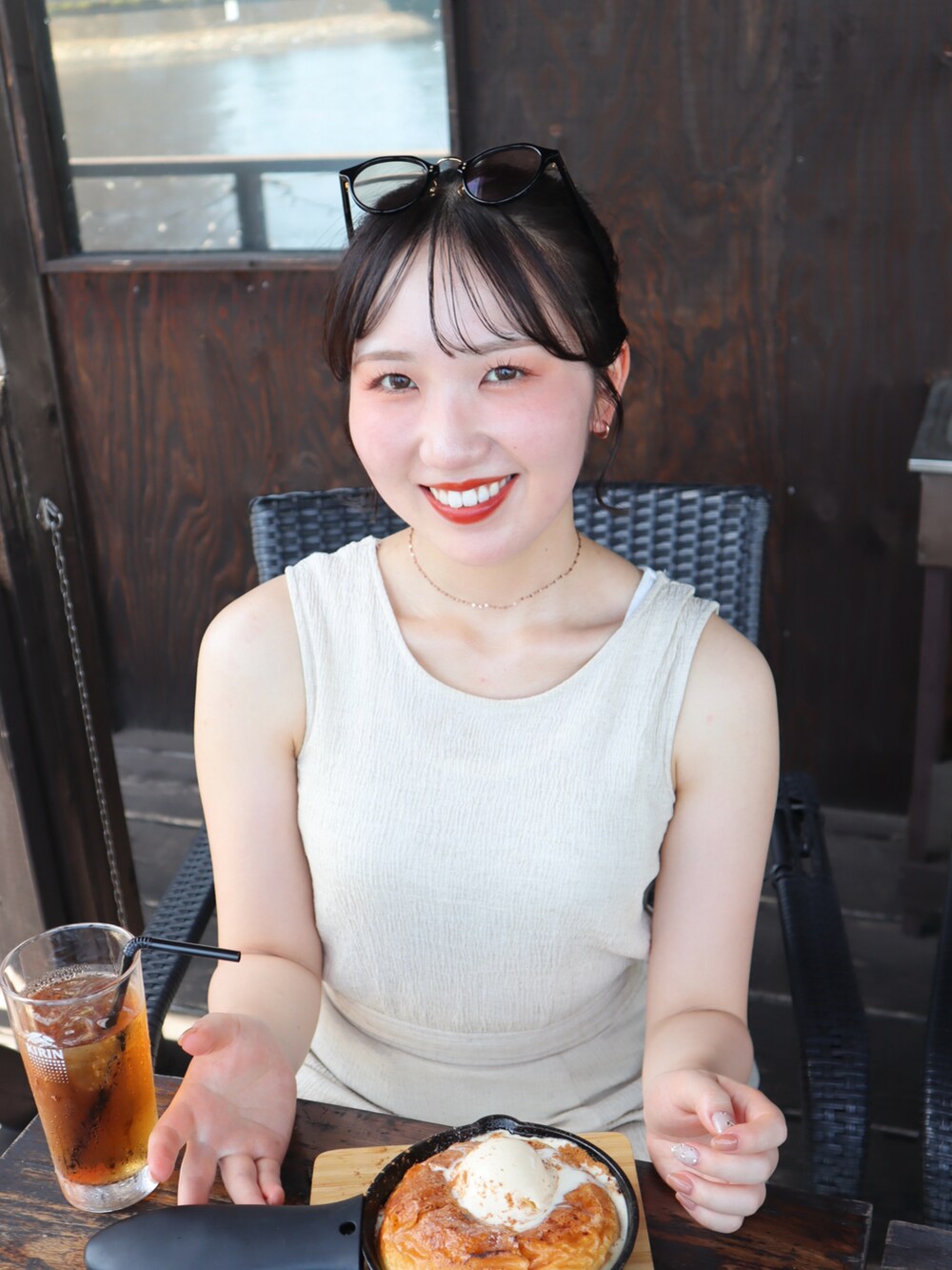 ブラック系のサンダル、ホワイト系のワンピースを着用したレディースの夏コーディネートの2枚目の写真