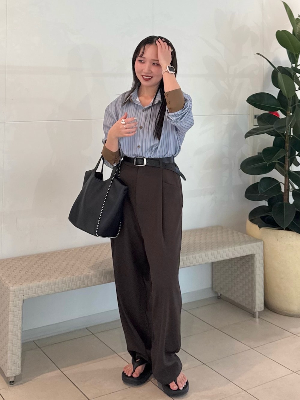 ブルー系のシャツ/ブラウス、ブラウン系のスラックス、ブラック系のサンダルを着用したレディースの夏コーディネートの3枚目の写真