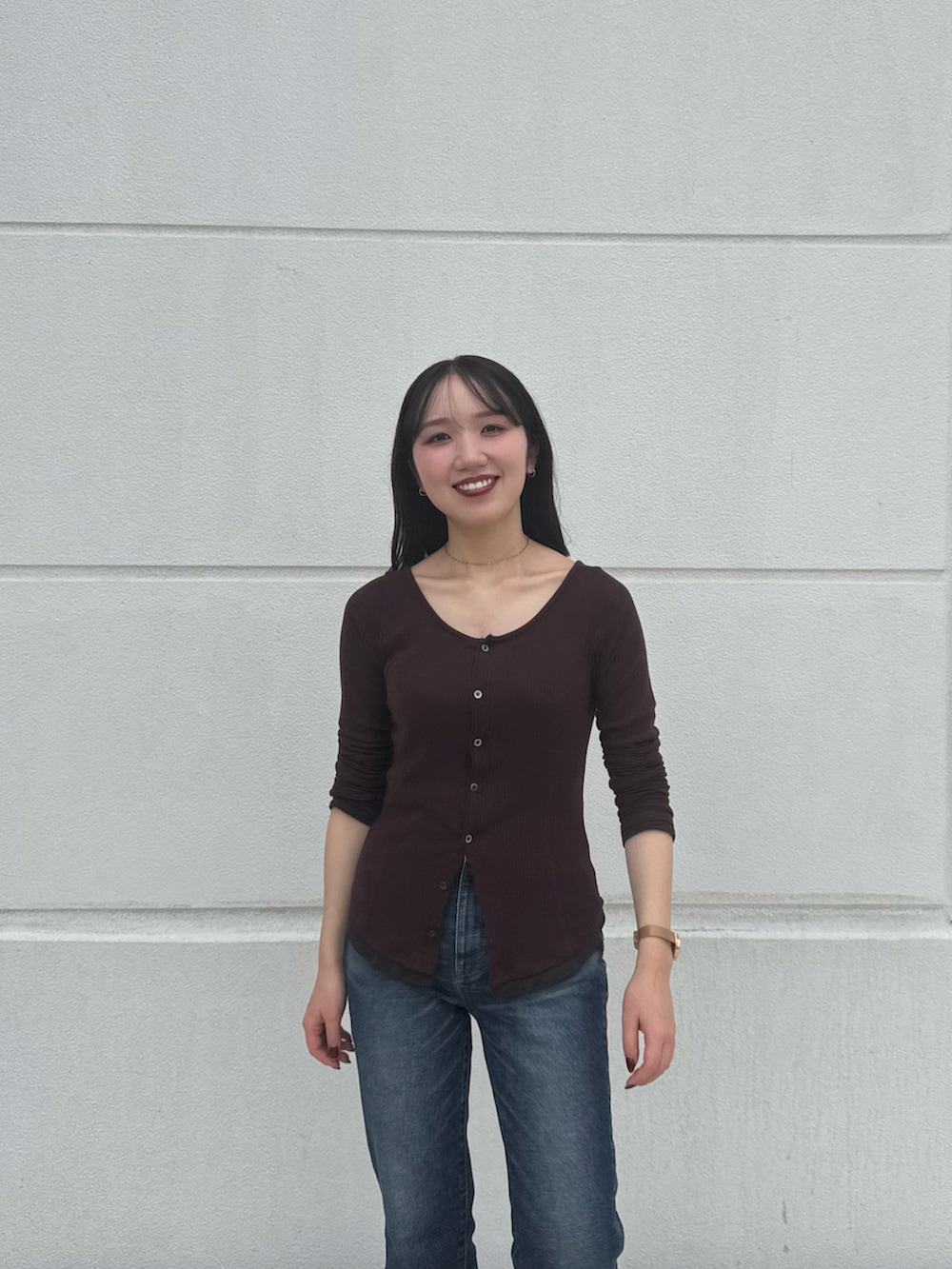 ブラック系のブーツ、レッド系のTシャツ/カットソー、レッド系のその他アウターを着用したレディースの秋コーディネートの4枚目の写真