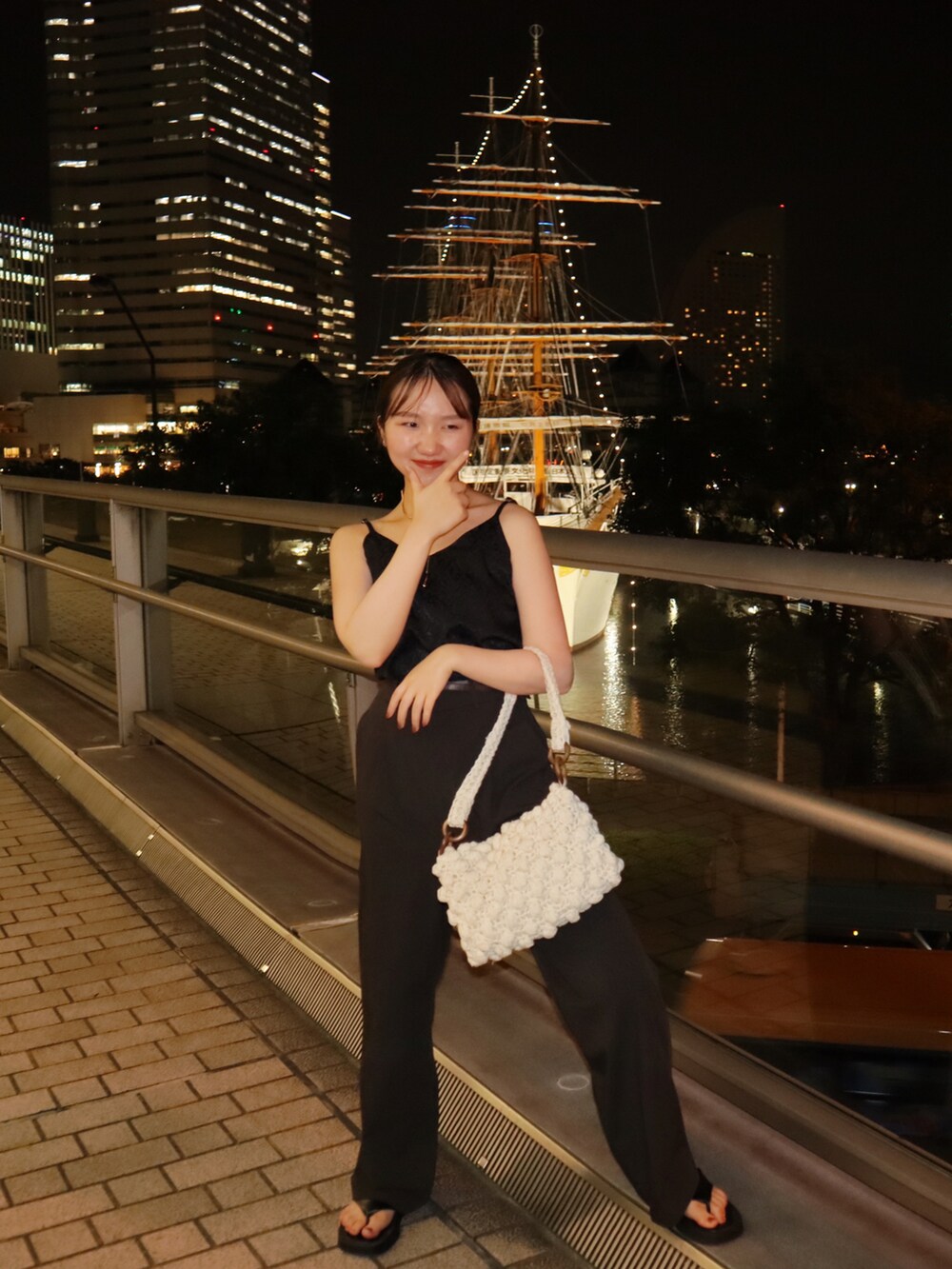 ホワイト系のシャツ/ブラウス、ブラウン系のスラックス、ブラック系のキャミソールを着用したレディースの夏コーディネートの4枚目の写真