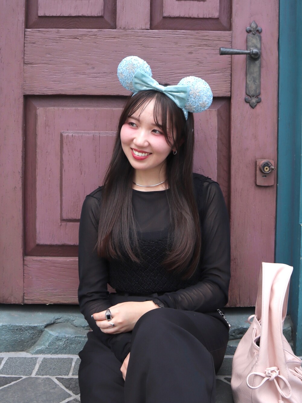 ブラック系のスラックス、ブラック系のTシャツ/カットソー、ブラック系のキャミソールを着用したレディースの夏コーディネートの3枚目の写真