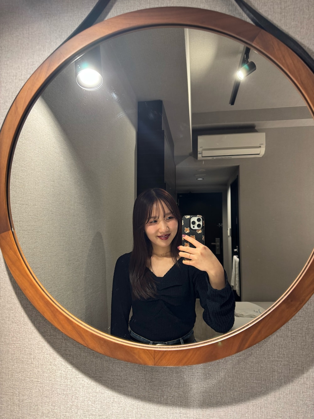 ブラック系のニット/セーター、レッド系のスニーカー、ブラック系のテーラードジャケットを着用したレディースの冬コーディネートの3枚目の写真