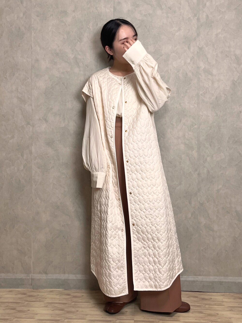 ブラウン系のスラックス、ホワイト系のシャツ/ブラウス、ホワイト系のベストを着用したレディースの秋コーディネートの4枚目の写真