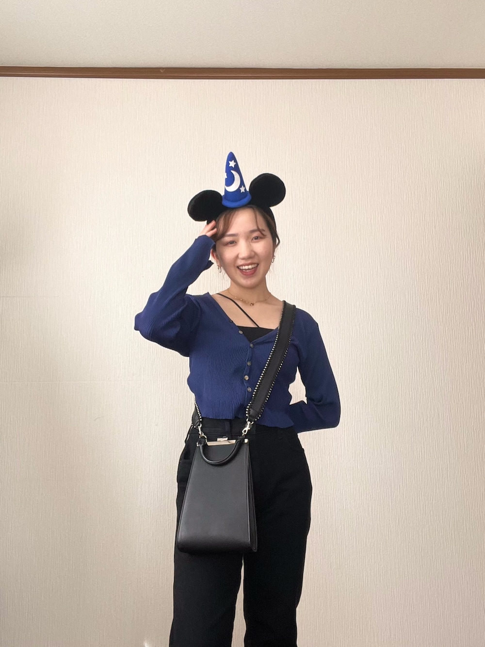 「カジュアルコーデ、きれいめカジュアル、ディズニーコーデ、ミッキーコーデ、デニムコーデ、ブラックデニム、ユニクロデニム、ユニクロコーデ、ネイビーコーデ、mystic、UNIQLO、低身長コーデ、153cmコーデ」｜「mysticのNEW Vリブショートカーディガン（カーディガン/ボレロ、ブルー系）」を使った、さとみ🫐（23）　　さん（レディース・153cm）の秋コーディネートの3枚目の写真
