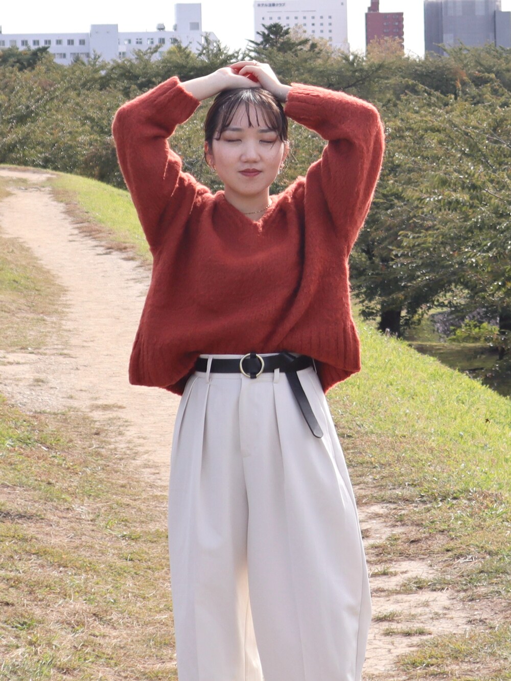 ブラウン系のニット/セーター、ホワイト系のその他パンツ、ブラック系のローファーを着用したレディースの秋コーディネートの3枚目の写真