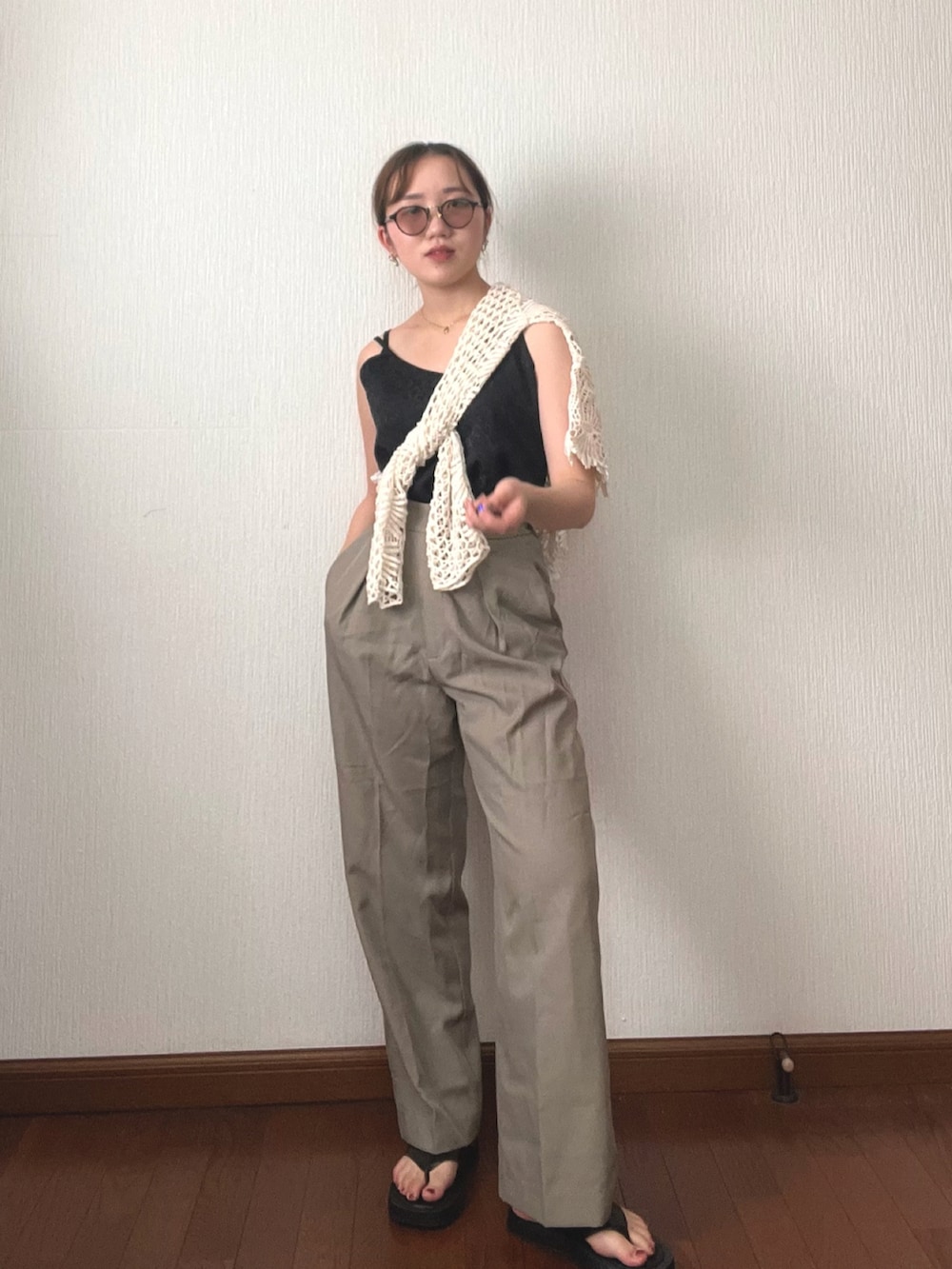 ベージュ系のその他パンツ、ブラック系のキャミソール、ブラック系のサンダルを着用したレディースの秋コーディネートの2枚目の写真