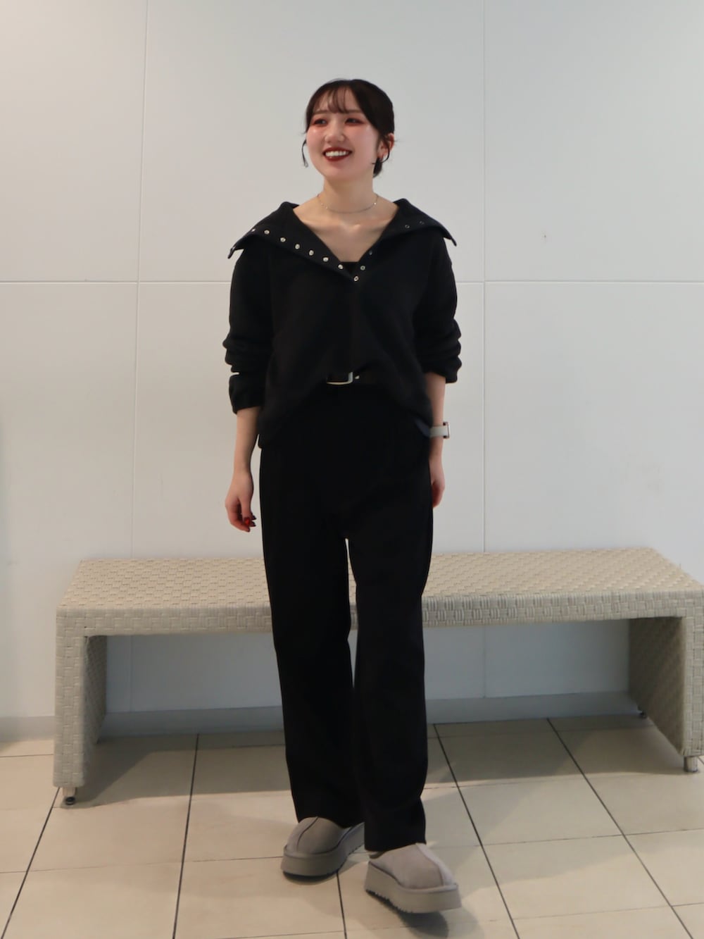 グレー系のその他トップス、ブラック系のその他パンツ、グレー系のモカシン/デッキシューズを着用したレディースの秋コーディネートの2枚目の写真