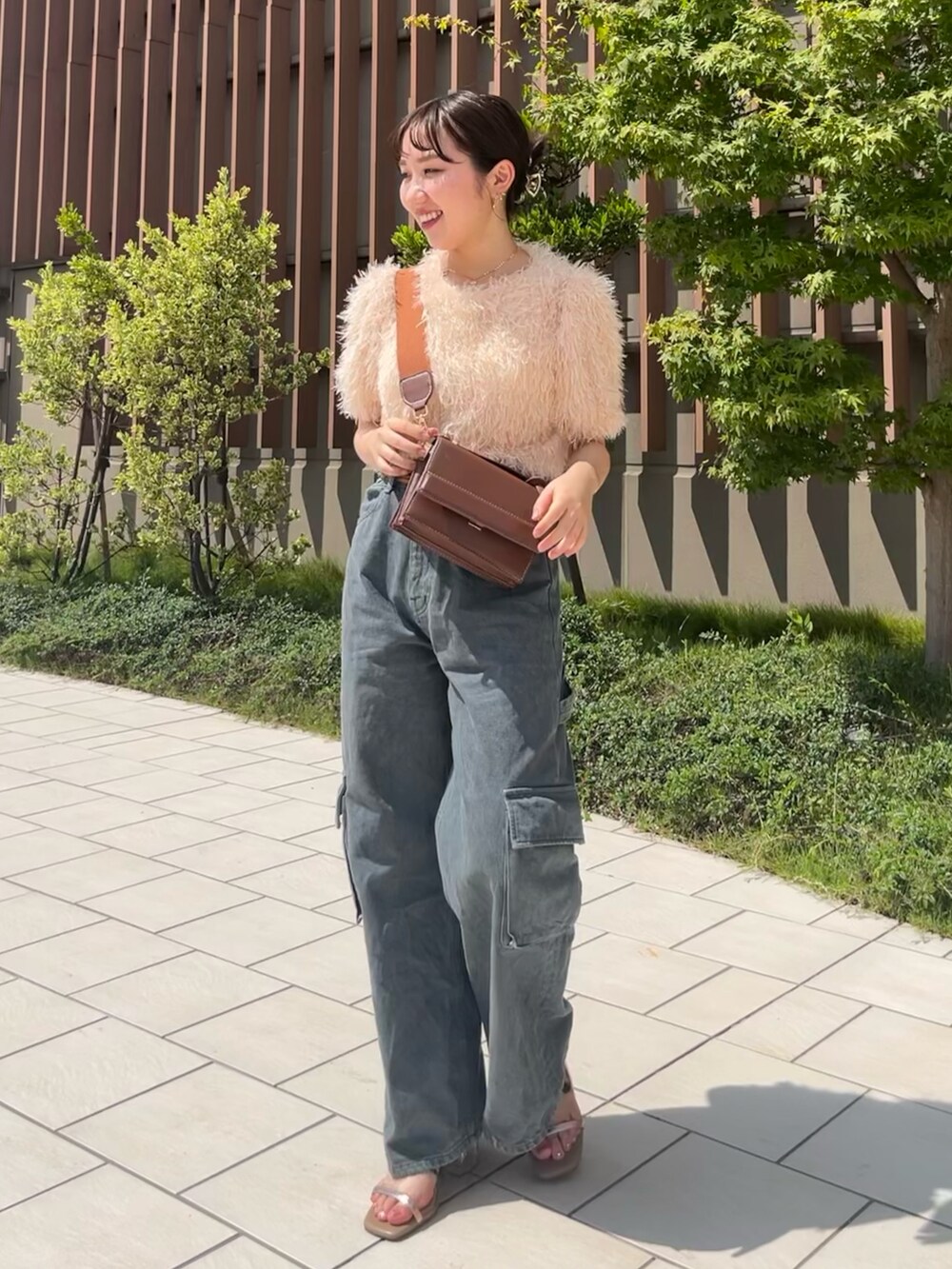 ピンク系のシャツ/ブラウス、グレー系のデニムパンツ、ブラック系のショルダーバッグを着用したレディースの夏コーディネートの3枚目の写真