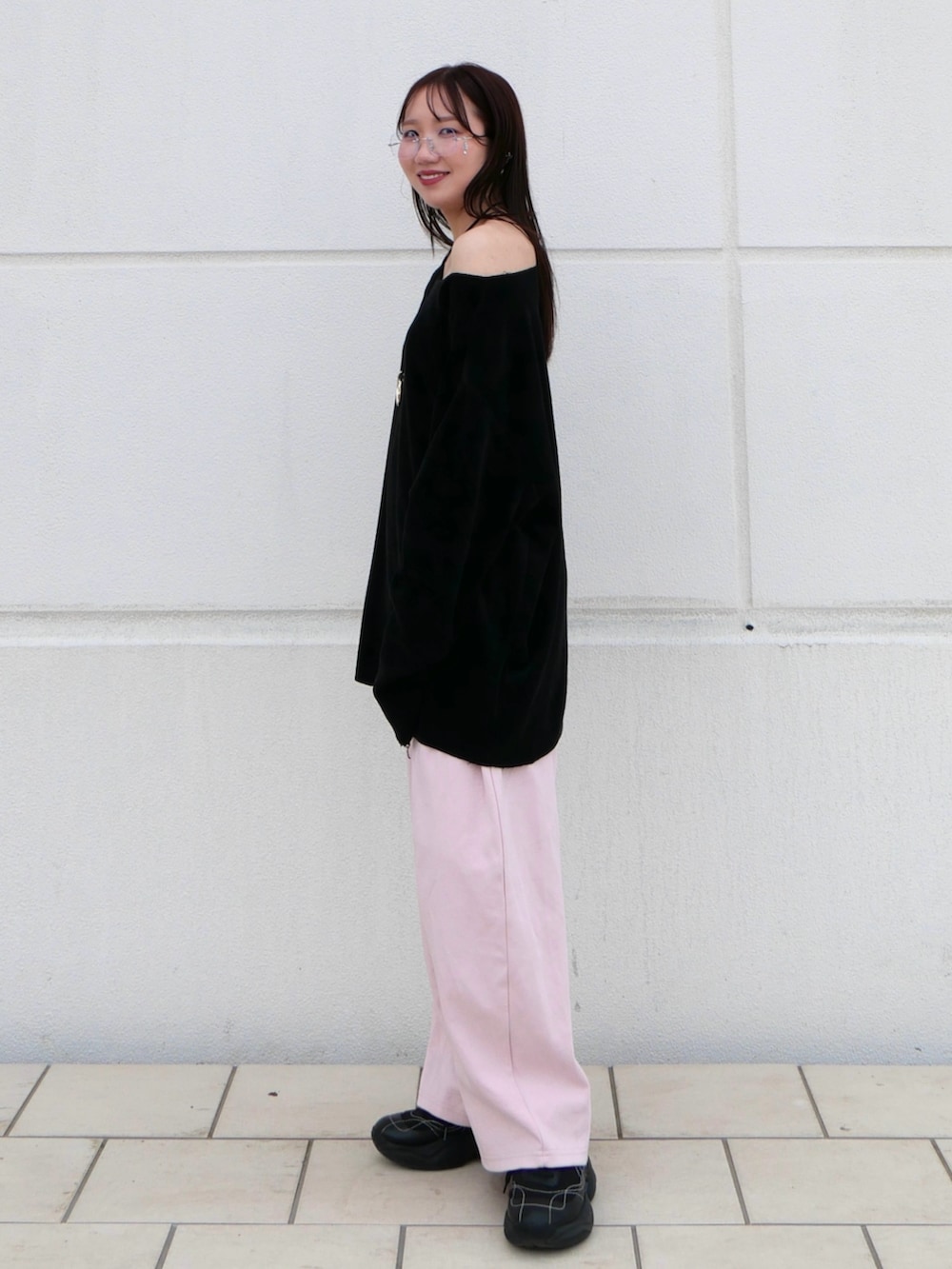 ブラック系のTシャツ/カットソー、ピンク系のスウェットパンツ、ブラック系のスニーカーを着用したレディースの春コーディネートの3枚目の写真