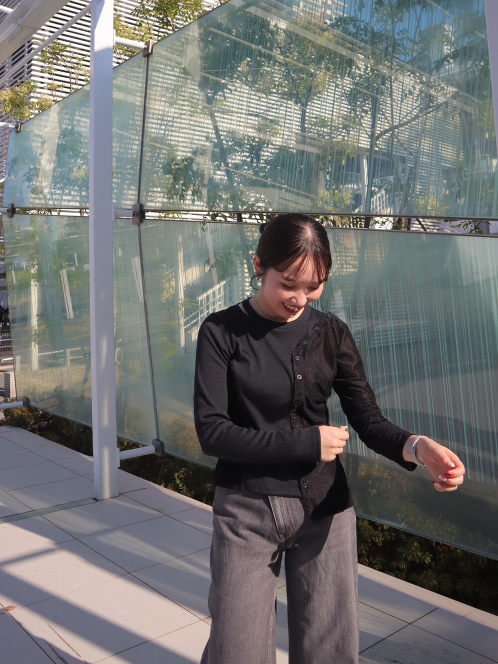 ブラック系のTシャツ/カットソー、グレー系のカーゴパンツ、ブラック系のスニーカーを着用したレディースの夏コーディネートの4枚目の写真