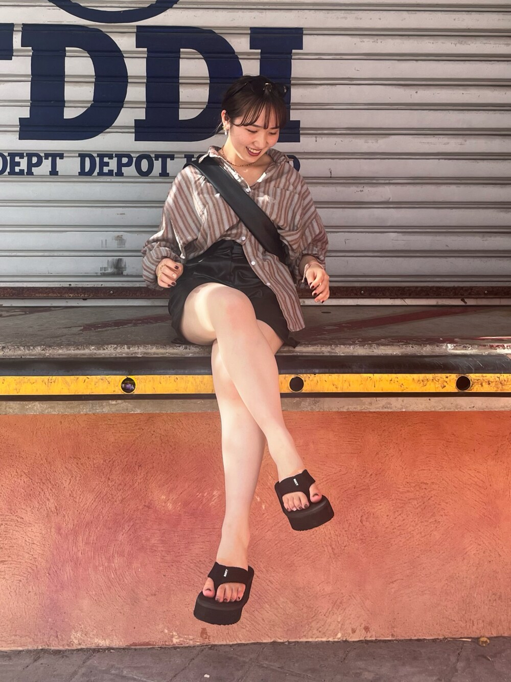 ブラウン系のシャツ/ブラウス、ブラック系のその他パンツ、ブラック系のサンダルを着用したレディースの秋コーディネートの3枚目の写真