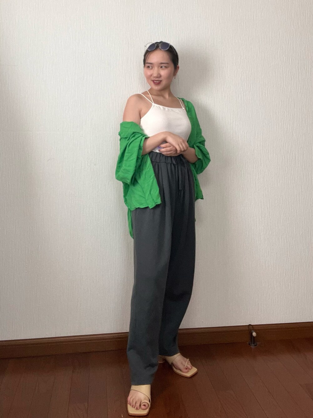 グリーン系のスウェットパンツ、ホワイト系のキャミソール、グリーン系のシャツ/ブラウスを着用したレディースの秋コーディネートの4枚目の写真