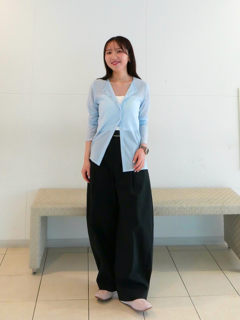 ブルー系のカーディガン/ボレロ、ホワイト系のキャミソール、ブラック系のその他パンツを着用したレディースの春コーディネートの2枚目の写真
