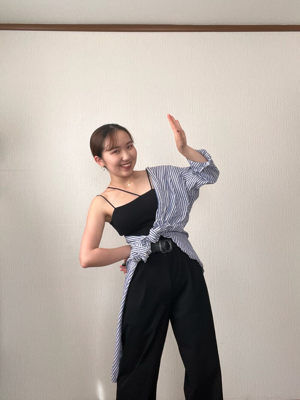 ブルー系のシャツ/ブラウス、ブラック系のデニムパンツ、ブラック系のサンダルを着用したレディースの秋コーディネートの4枚目の写真