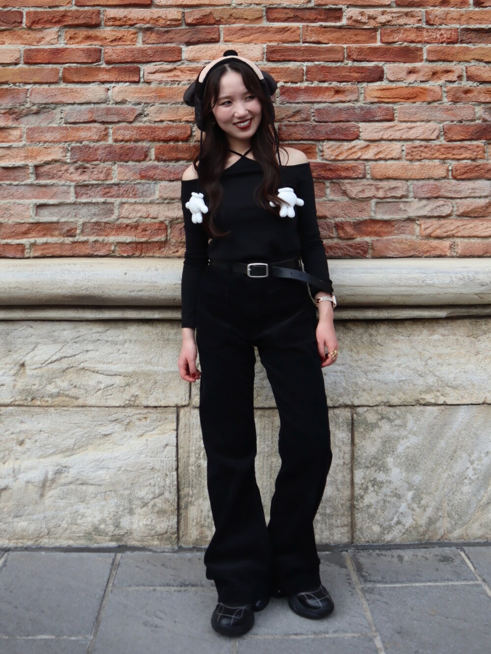 ブラック系のスニーカー、ブラック系のTシャツ/カットソー、ブラック系のその他パンツを着用したレディースの秋コーディネートの2枚目の写真