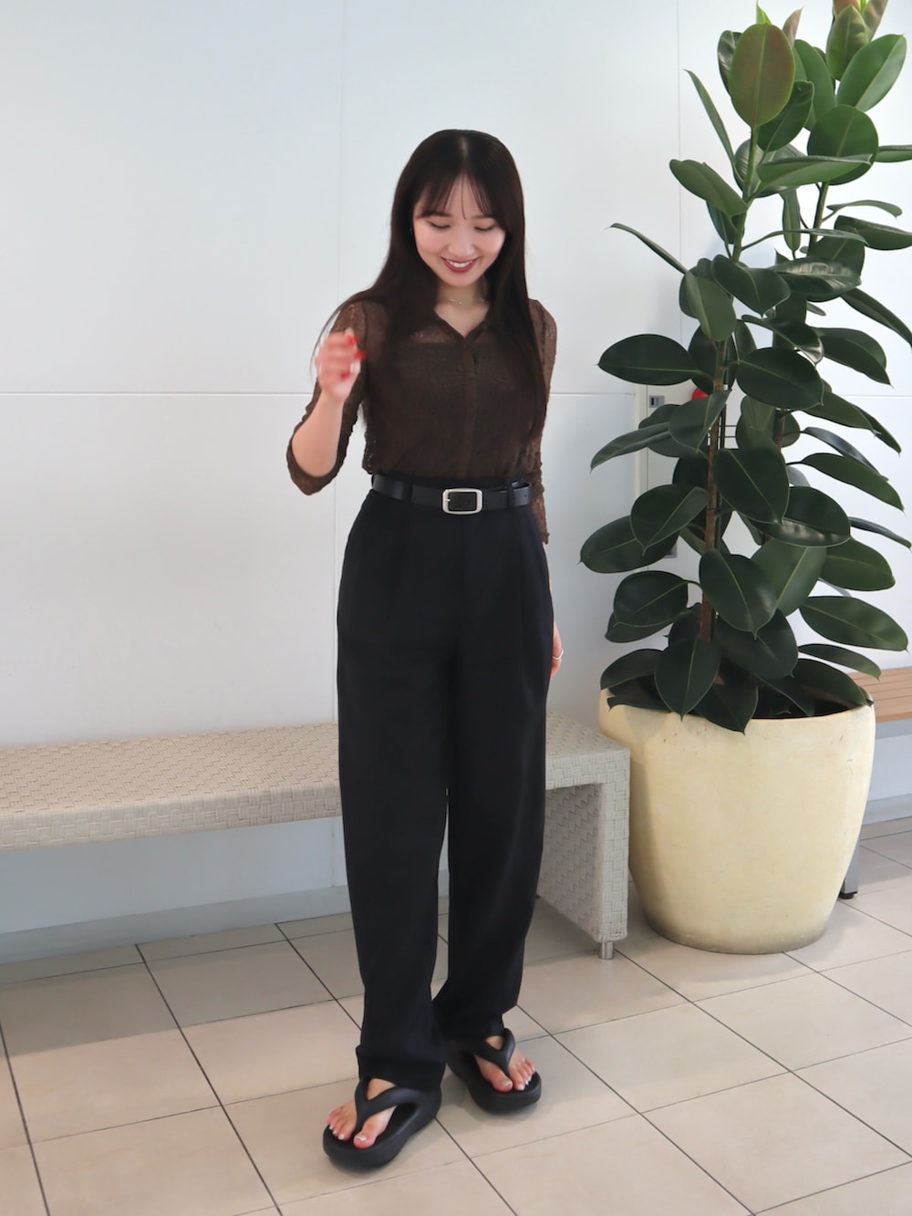 ブラック系のサンダル、ブラウン系のカーディガン/ボレロ、ブラック系のパンツを着用したレディースの夏コーディネートの2枚目の写真