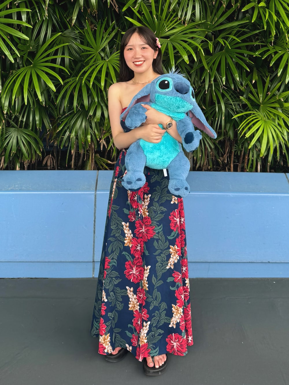 ブルー系のスカート、ブラック系のサンダルを着用したレディースの夏コーディネートの2枚目の写真