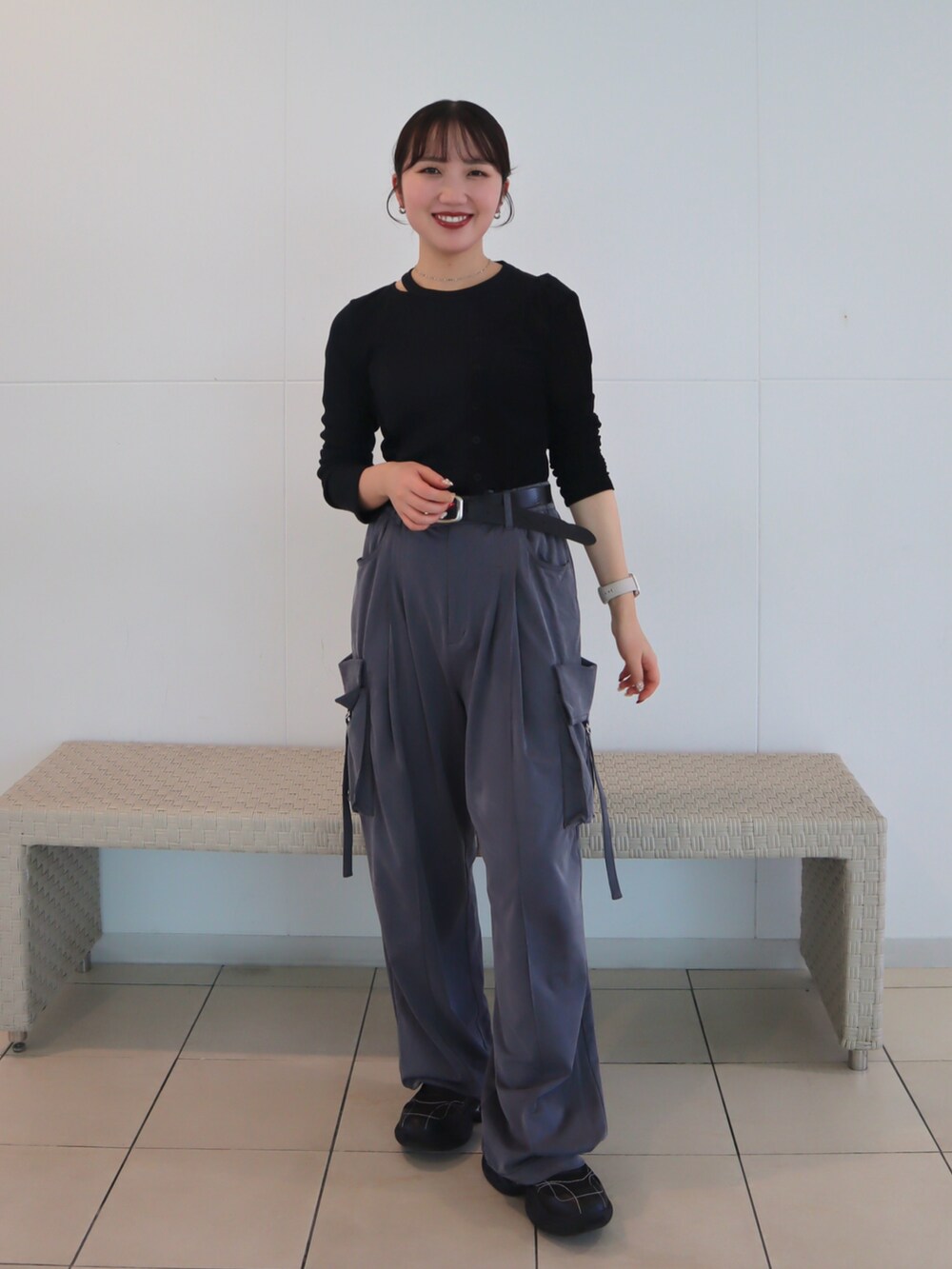 ブラック系のTシャツ/カットソー、グレー系のカーゴパンツ、ブラック系のスニーカーを着用したレディースの夏コーディネートの2枚目の写真