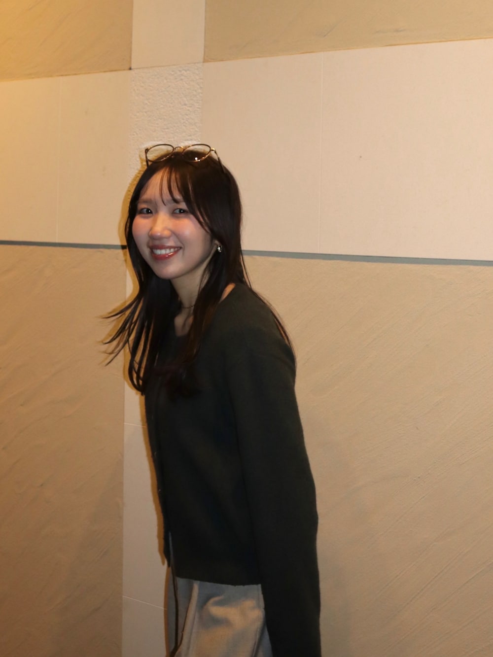 ブラック系のブーツ、ベージュ系のその他パンツ、ホワイト系のチェスターコートを着用したレディースの冬コーディネートの5枚目の写真