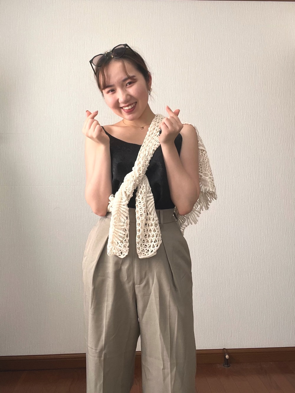 ベージュ系のその他パンツ、ブラック系のキャミソール、ブラック系のサンダルを着用したレディースの秋コーディネートの5枚目の写真