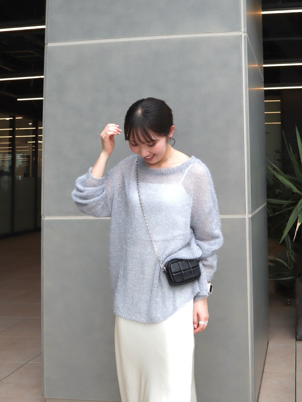 ホワイト系のスカート、ブルー系のニット/セーター、ブラック系のサンダルを着用したレディースの秋コーディネートの3枚目の写真