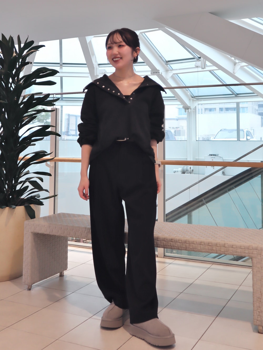 グレー系のその他トップス、ブラック系のその他パンツ、グレー系のモカシン/デッキシューズを着用したレディースの秋コーディネートの3枚目の写真