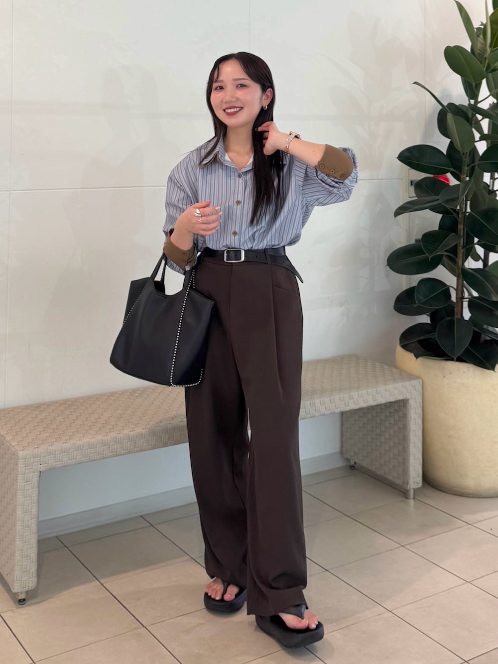 ブルー系のシャツ/ブラウス、ブラウン系のスラックス、ブラック系のサンダルを着用したレディースの夏コーディネートの2枚目の写真