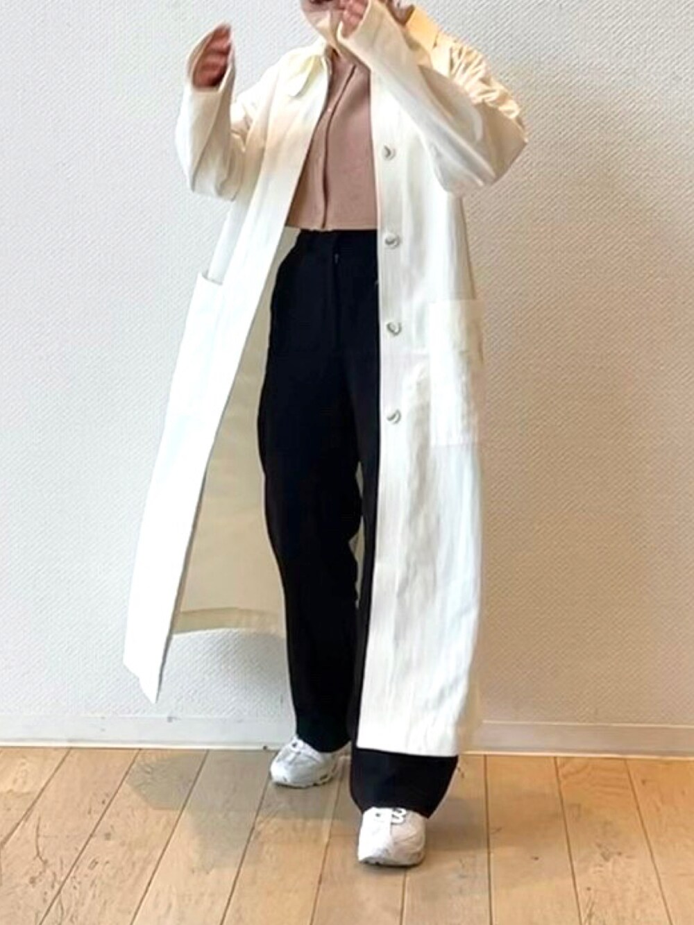 「春服みてみて、春コーデ、春アウター、ステンカラーコート、ロングコート、カーディガン、スラックス、スニーカー、きれいめカジュアル、低身長コーデ、150cm、153cm、お洒落さんと繋がりたい、JEANASiS、mystic」｜「JEANASISのサスティナブルカラーステンカラーコート/262819（ステンカラーコート、ホワイト系）」を使った、さとみ🫐（23）　　さん（レディース・153cm）の春コーディネートの2枚目の写真