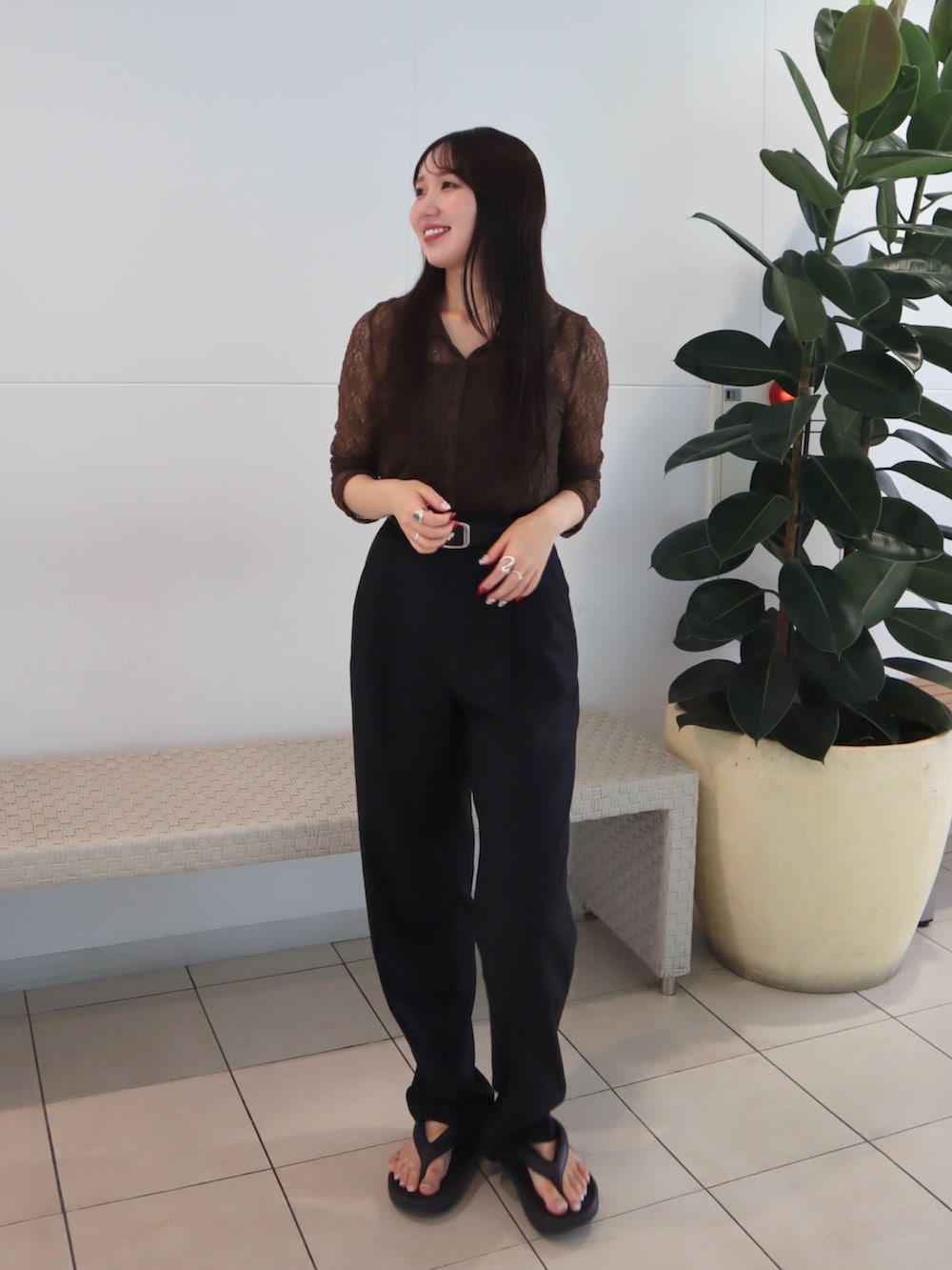 ブラック系のサンダル、ブラウン系のカーディガン/ボレロ、ブラック系のパンツを着用したレディースの夏コーディネートの3枚目の写真