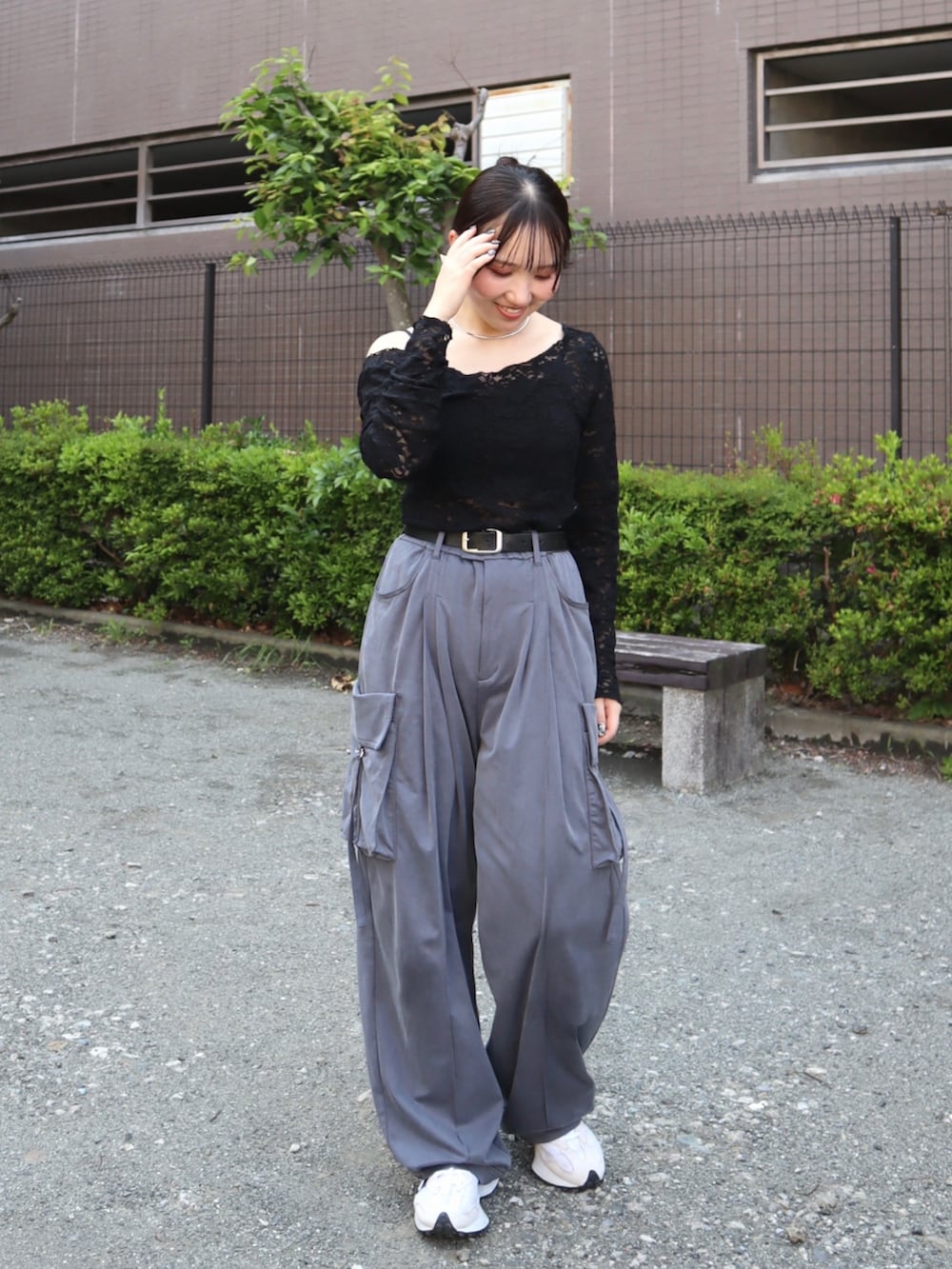 ブラック系のTシャツ/カットソー、グレー系のカーゴパンツ、ホワイト系のスニーカーを着用したレディースの夏コーディネートの4枚目の写真