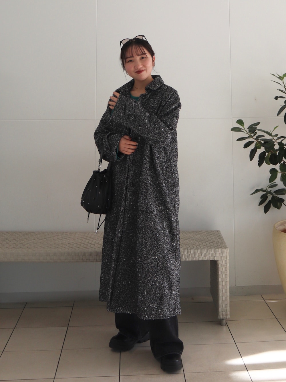 「新星WEARISTAにエントリー、クリスマスに着たい服、グリーン、休日スタイル、オトナカジュアル、きれいめカジュアル、デートコーデ、デニム、フレアデニム、コート、ロングコート、スタンドカラー、厚底ブーツ、低身長コーデ」｜「mysticのバックスリットショートニット（ニット/セーター、グリーン系）」を使った、さとみ🫐（23）　　さん（レディース・153cm）の冬コーディネートの3枚目の写真