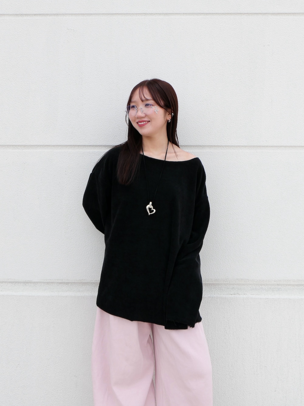 ブラック系のTシャツ/カットソー、ピンク系のスウェットパンツ、ブラック系のスニーカーを着用したレディースの春コーディネートの4枚目の写真