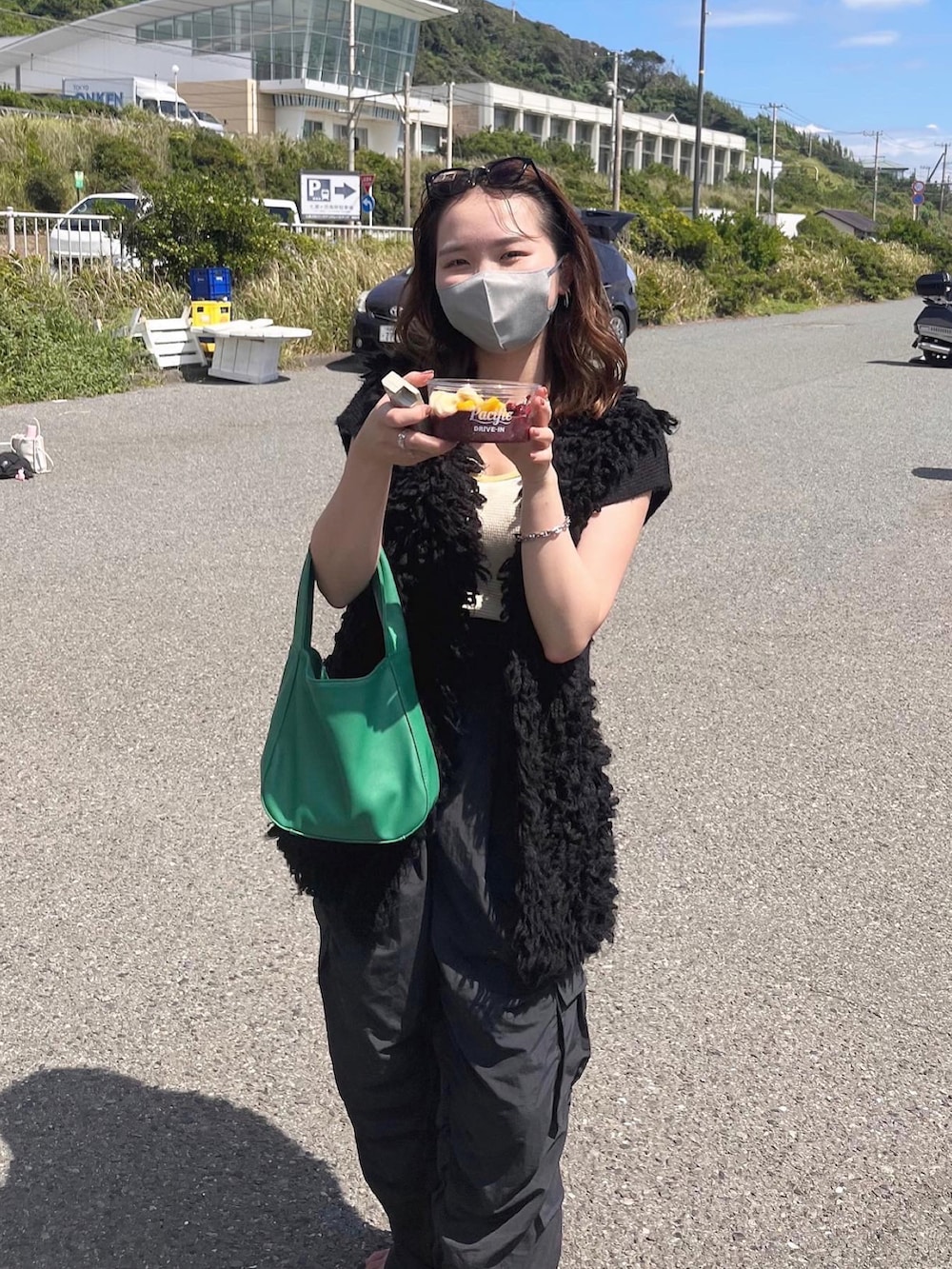 ブラック系のその他パンツ、ブラック系のベスト、イエロー系のタンクトップを着用したレディースの秋コーディネートの5枚目の写真