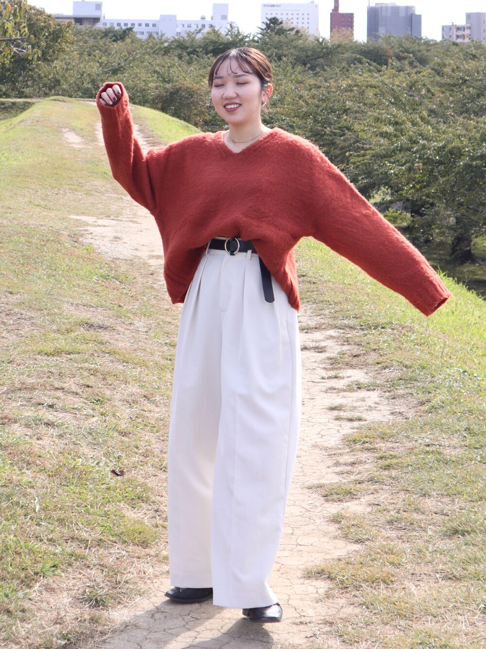 ブラウン系のニット/セーター、ホワイト系のその他パンツ、ブラック系のローファーを着用したレディースの秋コーディネートの2枚目の写真