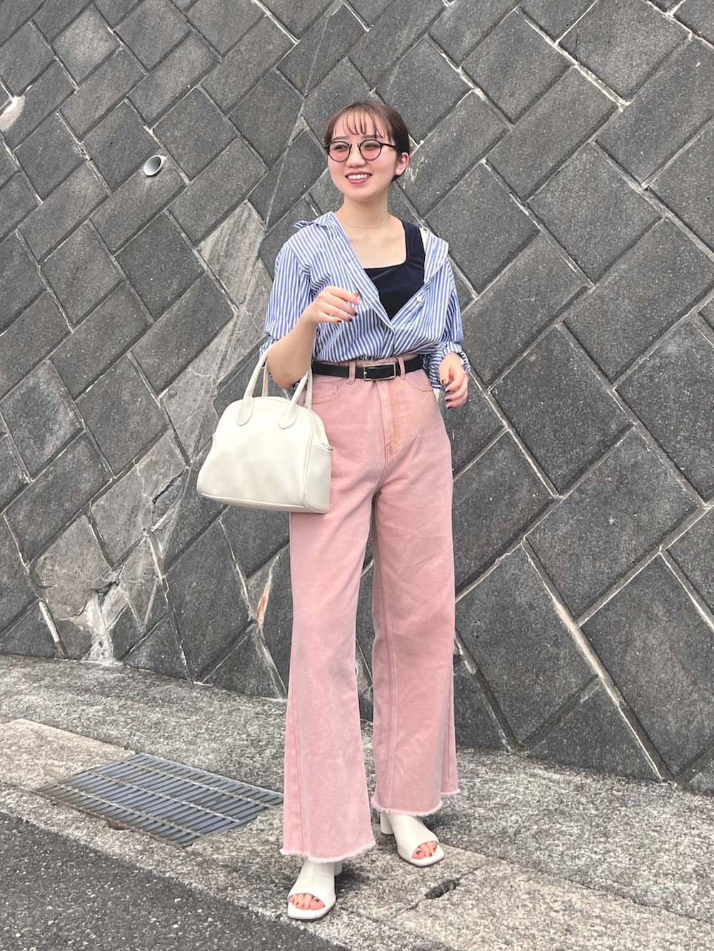 ホワイト系のボストンバッグ、ブルー系のシャツ/ブラウス、ブルー系のタンクトップを着用したレディースの秋コーディネートの2枚目の写真