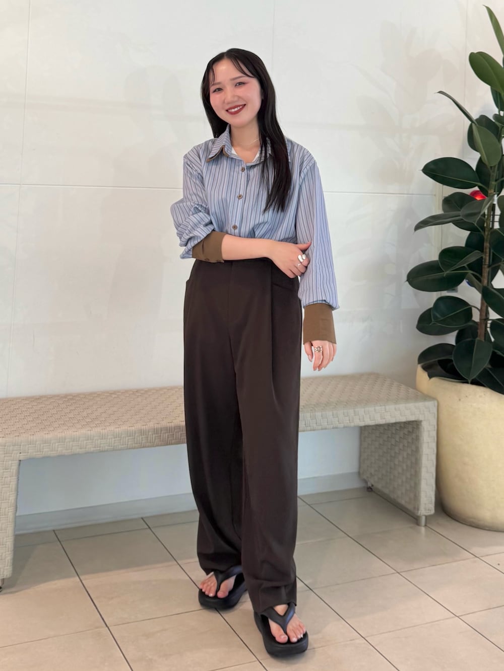 ブルー系のシャツ/ブラウス、ブラウン系のスラックス、ブラック系のサンダルを着用したレディースの夏コーディネートの5枚目の写真